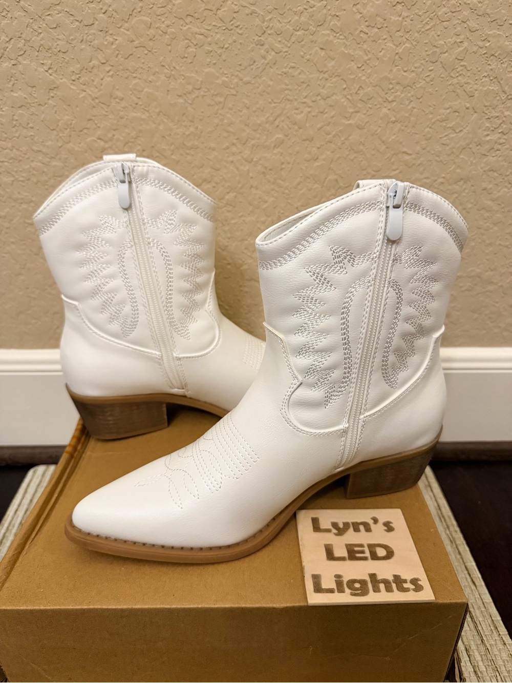 White Western Ankle Boots - Women's Fashion Cowboy Boots Size 7.5 - Picture 2 of 9